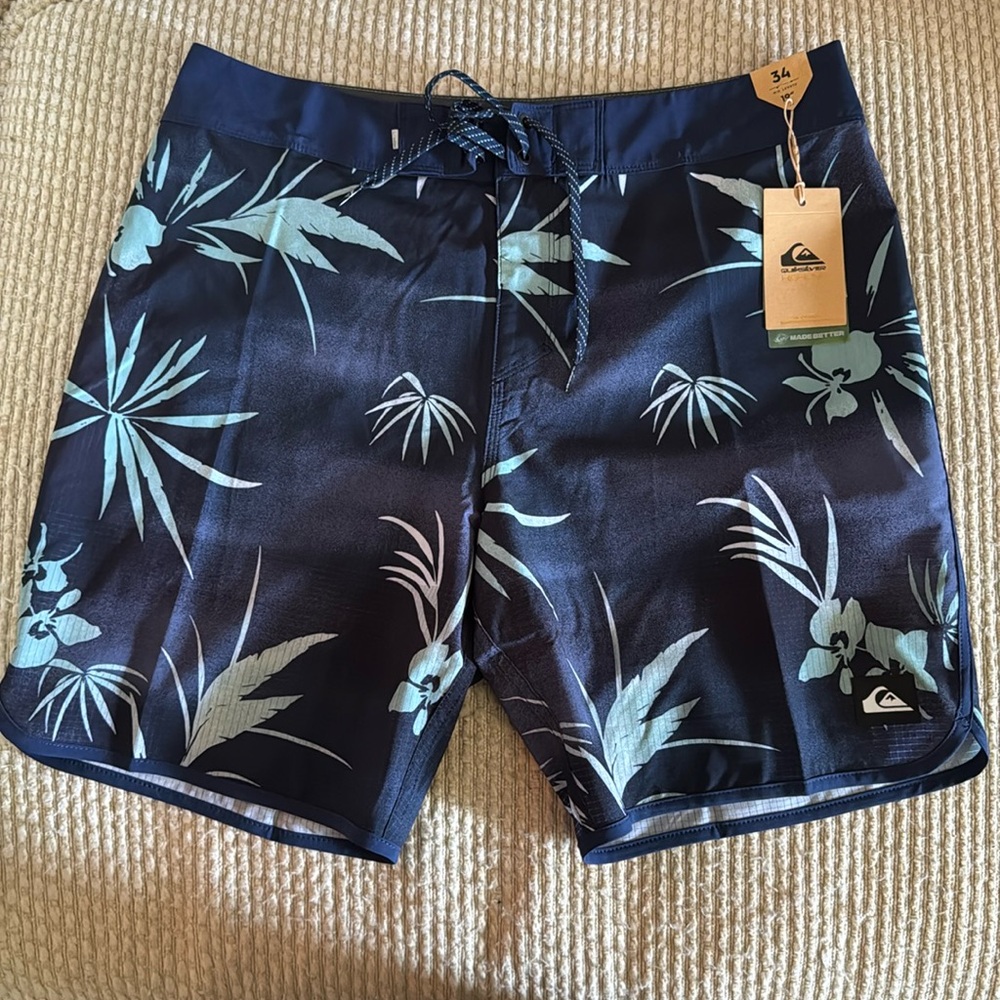 Quicksilver Highline Scallop 19” Board Shorts, size 34